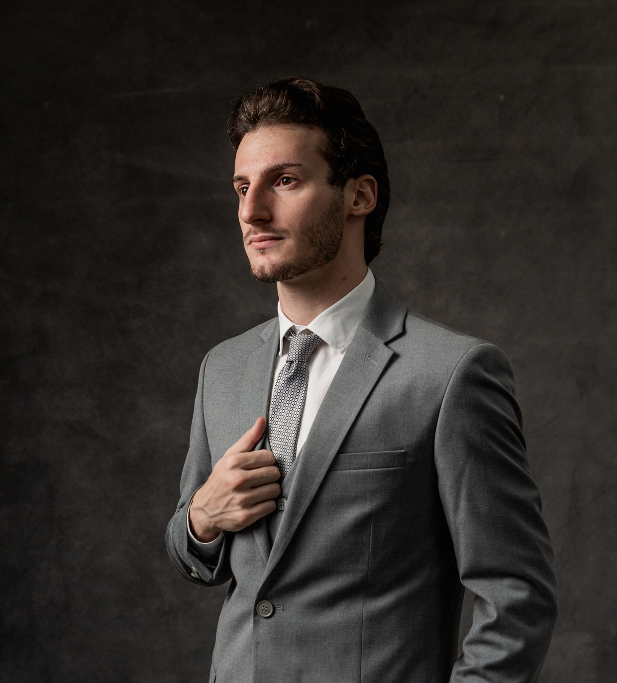 O advogado Thomas Cardozo, de terno cinza, em retrato de estúdio